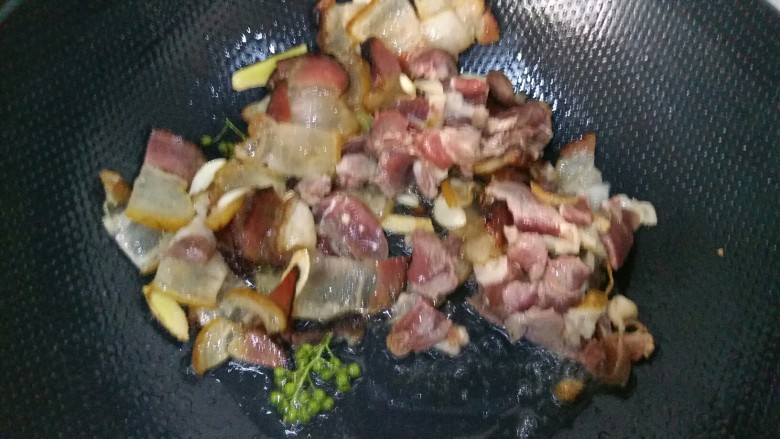 野松菌烧腊肉,肥肉的油扁出来后，下瘦肉炒