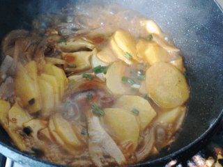 土豆烧鲳鱼,最后放一点盐，大火收汁。