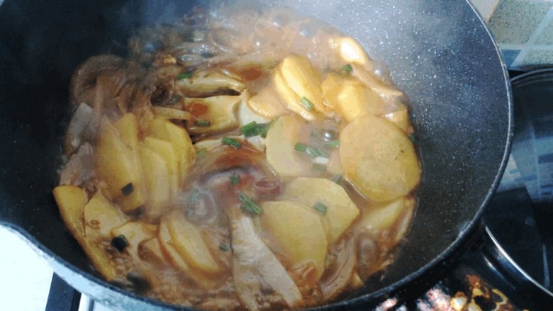 土豆烧鲳鱼,最后放一点盐，大火收汁。