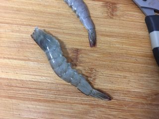 香炒蒜蓉沙茶蝦,將白蝦剪去蝦足、蝦頭尖刺