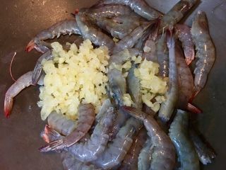 香炒蒜蓉沙茶蝦,將步驟2處理好的白蝦放入鍋內拌炒