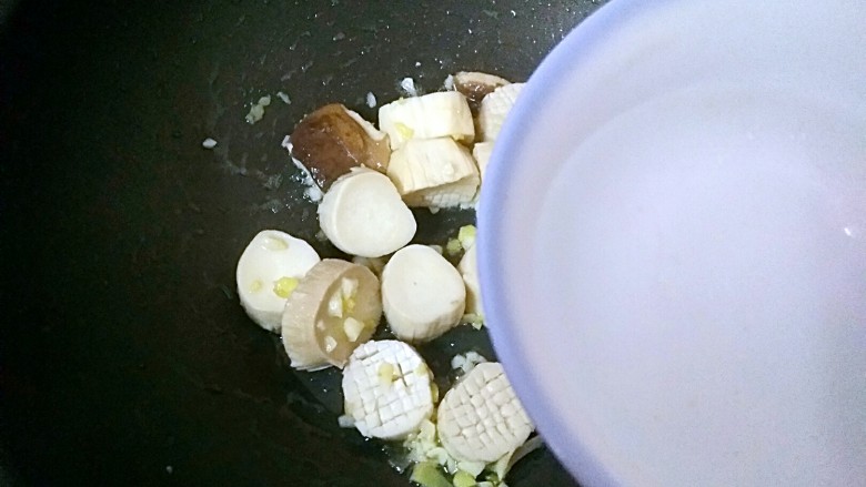 花样杏鲍菇,放入杏鲍菇翻炒均匀，倒入半碗水