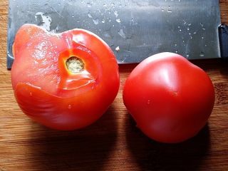 #百搭西红柿# 蟹黄豆腐烩番茄,番茄洗净后放开水锅中烫一下取出去皮