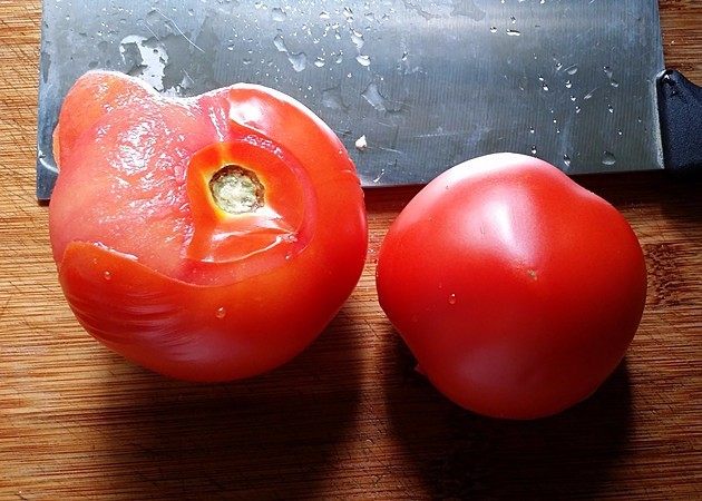 #百搭西红柿# 蟹黄豆腐烩番茄,番茄洗净后放开水锅中烫一下取出去皮