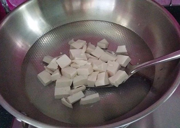 #百搭西红柿# 蟹黄豆腐烩番茄,锅中加少许食盐，放入豆腐块煮开去除豆腥味