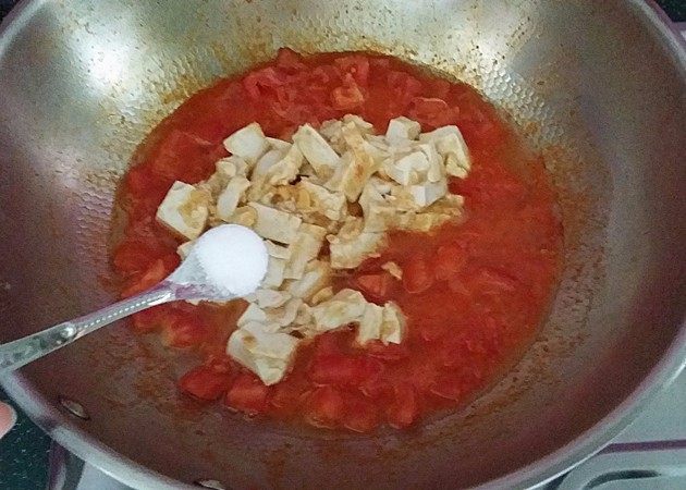 #百搭西红柿# 蟹黄豆腐烩番茄,倒入蟹黄豆腐、再调入食盐