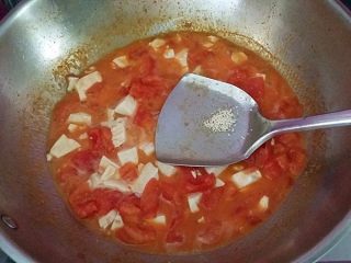 #百搭西红柿# 蟹黄豆腐烩番茄,大火炒匀后撒入鸡精