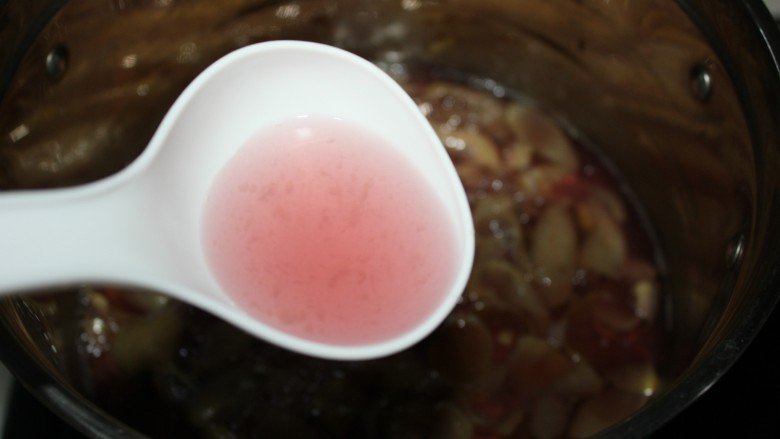 这款葡萄罐头自带仙气，超梦幻！,煮至果皮的颜色基本消失，汤汁呈现粉紫色即可。