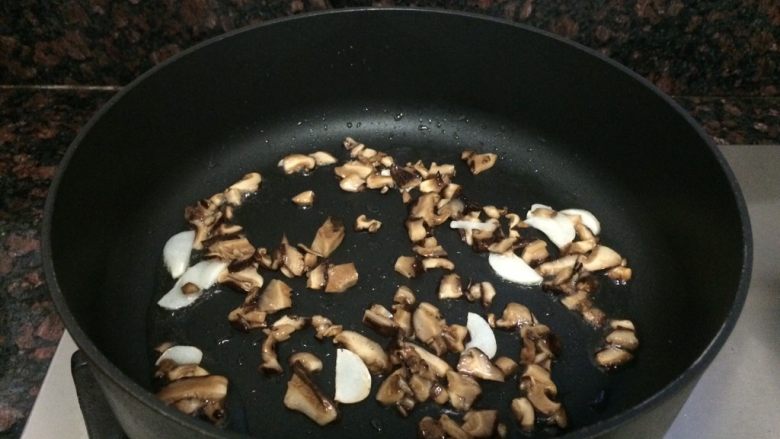 小米海鲜营养粥,再放入香菇煎至香味四出。