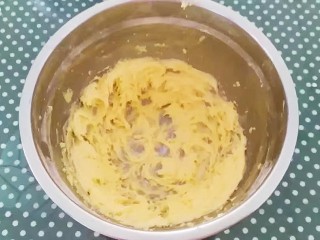 爱心编织饼干,分两次加入鸡蛋液，继续用打蛋器打发，使鸡蛋和黄油完全融合，成为膨松轻盈的状态。
