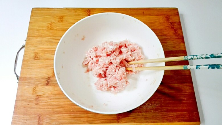 金山银海~秀珍菇肉圆汤,肉糜放到大碗里加半小勺盐顺时针使劲搅拌到有粘性