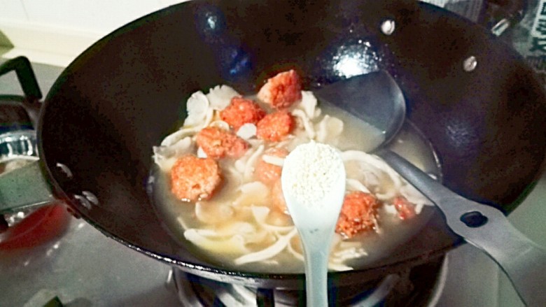 金山银海~秀珍菇肉圆汤,放半小勺盐，半小勺鸡精调味