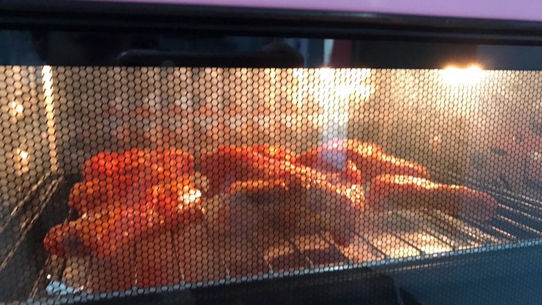 好吃到吮手指的新奥尔良烤排骨,烤箱预热200度上下火。先200度中层烤10分钟，再转180度烤15到20分钟左右