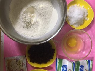 蔓越莓面包,准备所有材料，先过筛280g高筋面粉，中间挖个洞放入5g酵母，旁边可以放入盐，先打一个鸡蛋打散搅匀。把除了黄油以外的所有材料混合在一起。