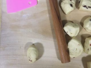 蔓越莓面包,挑了一个出来，“你，出列！”把它怼成类似长方体小面团，然后用擀面杖碾压它。