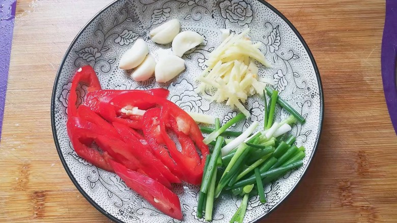 萝卜干烧五花肉,红椒切圈，姜切丝，葱切断，整蒜拍散备用：
