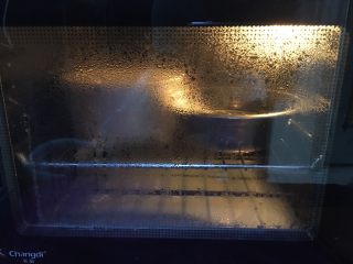 超级松软的奶香面包,烤箱放一碗热水，盖上保鲜膜进行二次发酵,发至1.5倍大小即可