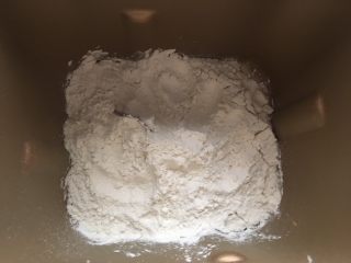 超级松软的奶香面包,面包机筒内先放液体再放粉类，酵母放在面粉的中间，挖个洞把酵母埋起来，糖对角放，黄油和盐不放，后盐法更容易出膜