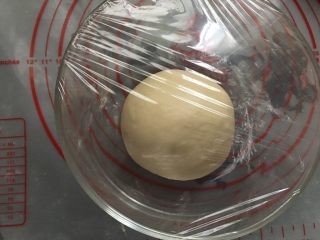 超级松软的奶香面包,盖上保鲜膜进行室温下发酵，大概40分钟左右，具体看面团的状态