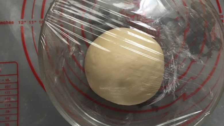 超级松软的奶香面包,盖上保鲜膜进行室温下发酵，大概40分钟左右，具体看面团的状态