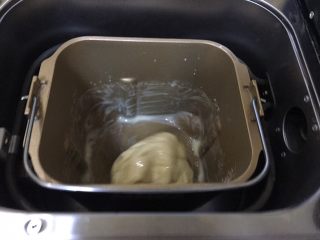 超级松软的奶香面包,一个imix程序完了后加入软化的黄油和盐，在开启imix程序