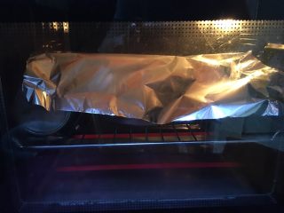 超级松软的奶香面包,烤箱中层160度20分钟，具体根据自家烤箱温度来，我是直接盖上锡纸烤，怕上色太深了，你也可以上色后在盖，怎么方便怎么来