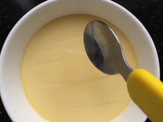 超级嫩滑的鸡蛋羹（无需过滤）,用干净的勺子在表面划上几条