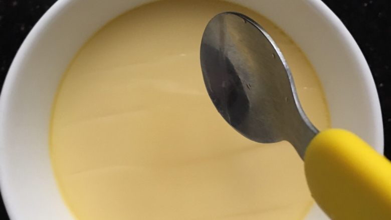 超级嫩滑的鸡蛋羹（无需过滤）,用干净的勺子在表面划上几条