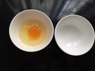 超级嫩滑的鸡蛋羹（无需过滤）,找两个一模一样大小的碗，鸡蛋打散在碗里
