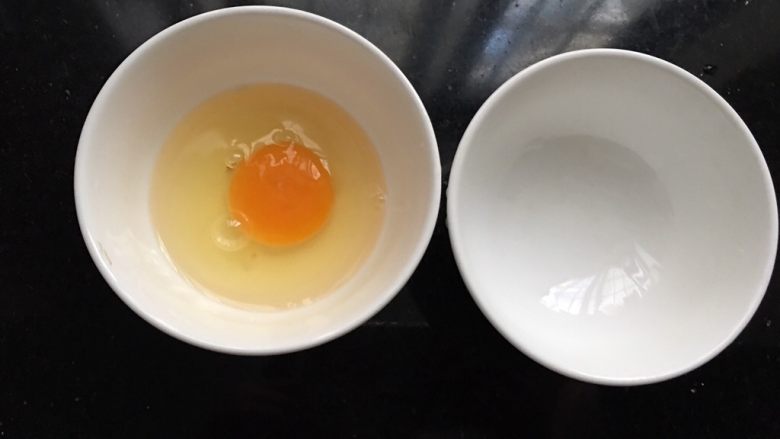 超级嫩滑的鸡蛋羹（无需过滤）,找两个一模一样大小的碗，<a style='color:red;display:inline-block;' href='/shicai/ 9'>鸡蛋</a>打散在碗里