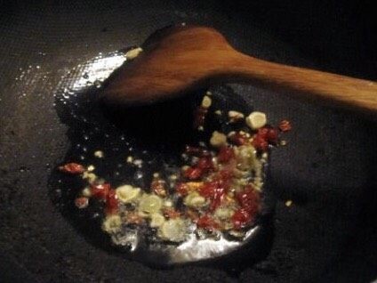 爆香胡椒味绿豆芽卷山东煎饼,热锅热油放进切好的葱花蒜末干红椒碎爆香！