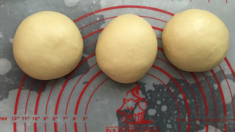 一次性
发酵淡奶油吐司,面团分成3份，分别滚圆