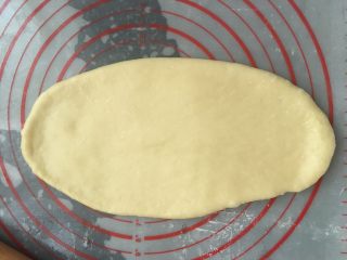 一次性
发酵淡奶油吐司,取一块面团，对着面团中间往上擀在往下擀，擀成牛舌状（擀时候面团回弹比较快的话，说明面没有揉到位）