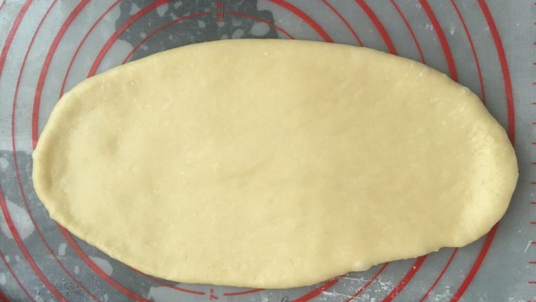 一次性
发酵淡奶油吐司,取一块面团，对着面团中间往上擀在往下擀，擀成牛舌状（擀时候面团回弹比较快的话，说明面没有揉到位）