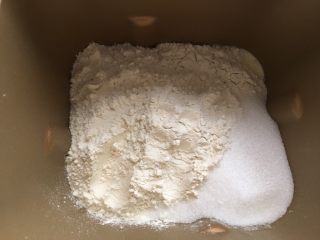 一次性
发酵淡奶油吐司,面包机筒内，先到液体在到粉类，盐和糖对角放，酵母放在高粉中间，挖个洞把酵母埋起来（盐和黄油不放）