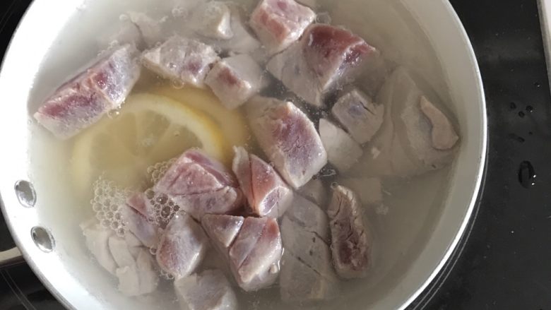 吞拿鱼蔬菜饭,接着焖饭的同时，锅里烧开可以放些柠檬进去，水烧开后放入吞拿鱼鱼肉