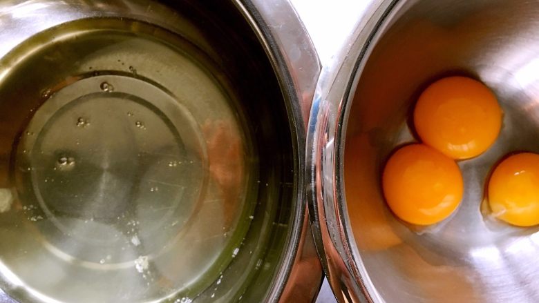 完美戚风蛋糕攻略,用分蛋器把蛋清和蛋黄分开。