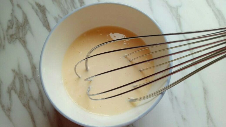 炸春卷,普通面粉放入大口碗里，打入一只鸡蛋，再加入少许清水。用手动打蛋器打均匀，放旁边静止10分钟。