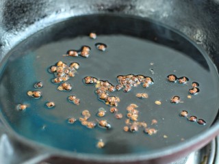凉拌香辣土豆片,锅中倒适量食用油烧热后，放入花椒粒榨香