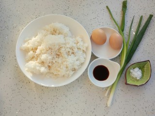 剩米饭妙用—鸡蛋酱油炒饭,准备食材：剩米饭两碗、鸡蛋两个、葱两根、生抽老抽各一勺、白糖半勺、耗油半勺、盐适量
