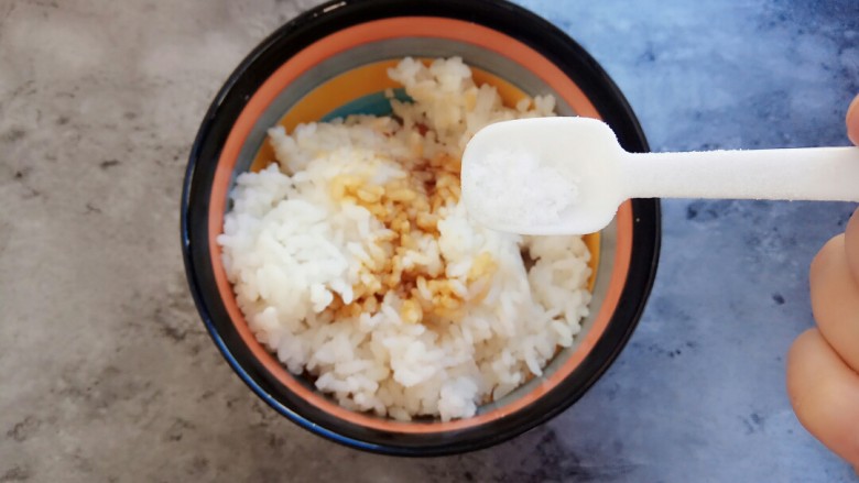 剩米饭妙用—鸡蛋酱油炒饭,半勺白糖（提鲜）