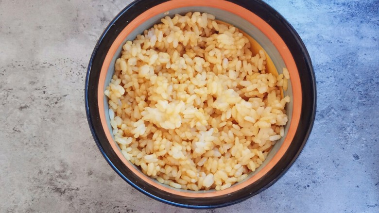 剩米饭妙用—鸡蛋酱油炒饭,将米饭搅拌均匀