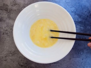 剩米饭妙用—鸡蛋酱油炒饭,鸡蛋打出，搅拌均匀
