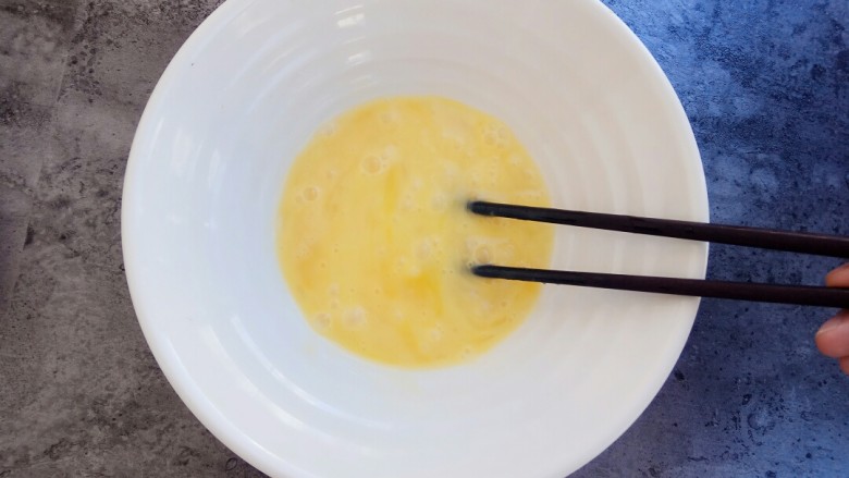 剩米饭妙用—鸡蛋酱油炒饭,鸡蛋打出，搅拌均匀