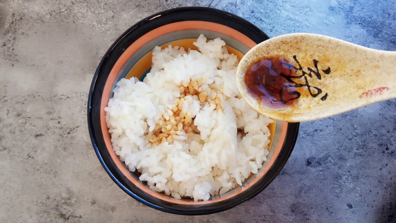 剩米饭妙用—鸡蛋酱油炒饭,半勺耗油（提鲜）