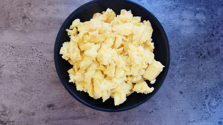剩米饭妙用—鸡蛋酱油炒饭,煎好盛出备用