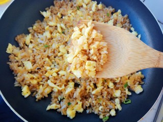 剩米饭妙用—鸡蛋酱油炒饭,最后加入适量盐即可