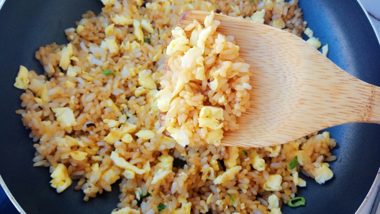 剩米饭妙用—鸡蛋酱油炒饭,最后加入适量盐即可