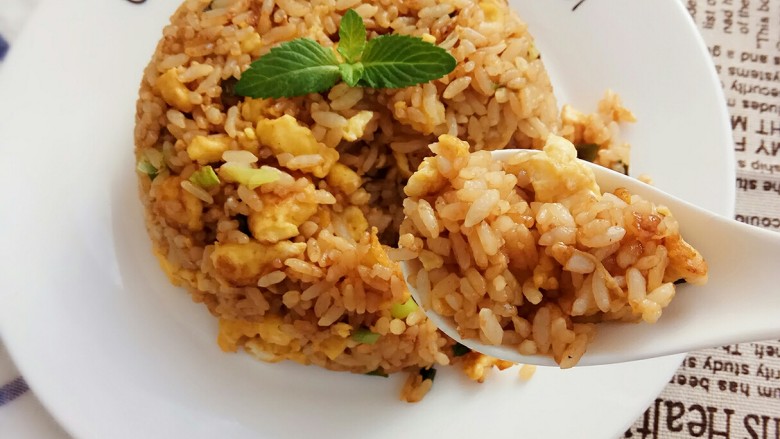 剩米饭妙用—鸡蛋酱油炒饭,成品，米饭粒粒分明咸香可口