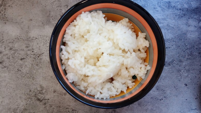 剩米饭妙用—鸡蛋酱油炒饭,将米饭装入碗中